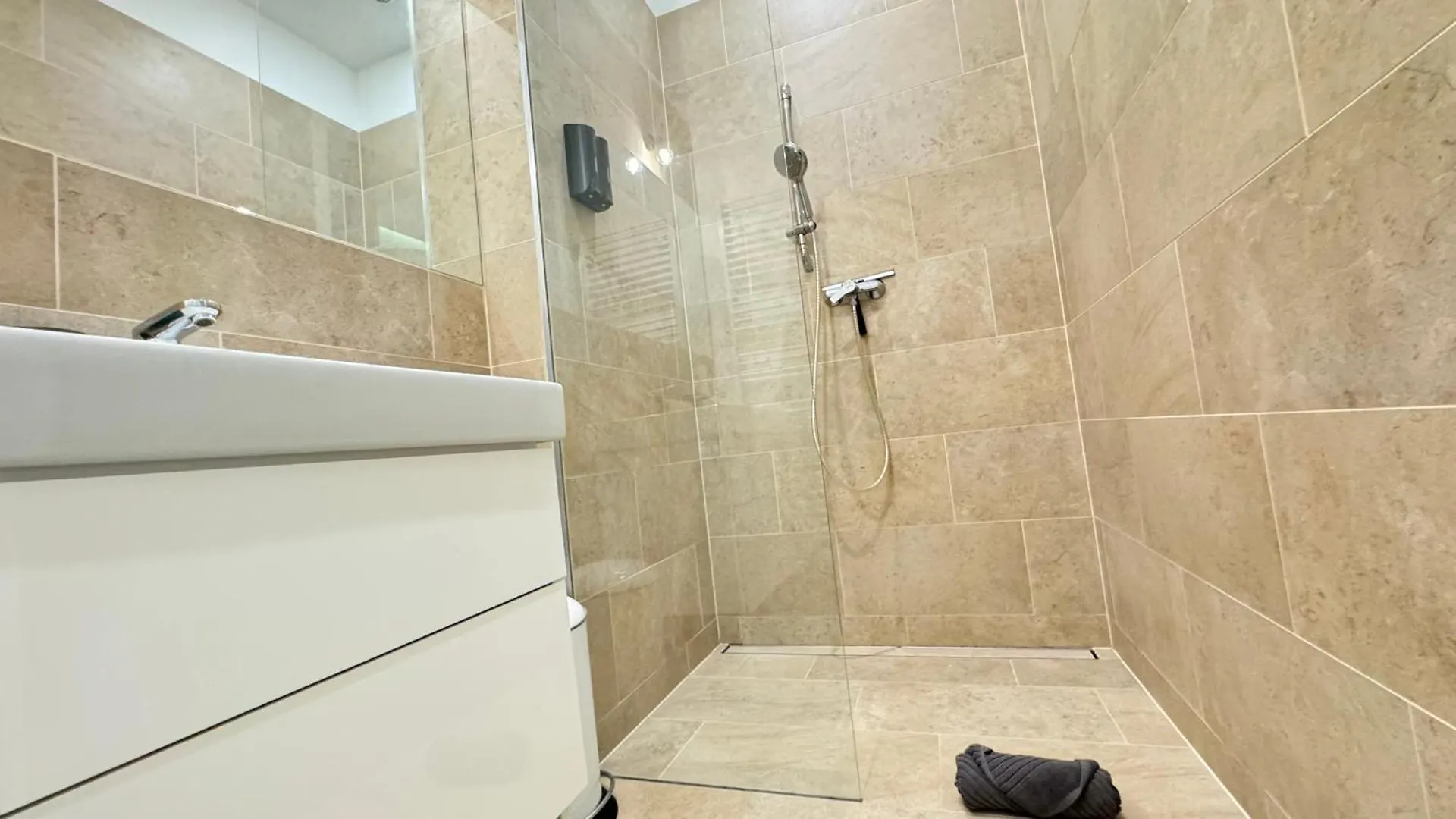African Paradise With Jacuzzi & Sauna Vienna Apartment